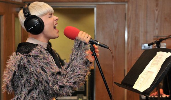 Robyn-BBC-Radio-1.jpg.6322fb0a07cb0690c2b5a5f8768a33d7.jpg