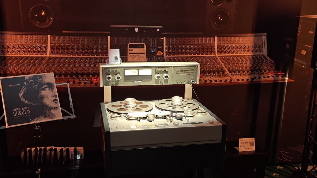 Комната 1104 — Имлайт и Smart Audio: лента со Studer A80 через Meyer Sound