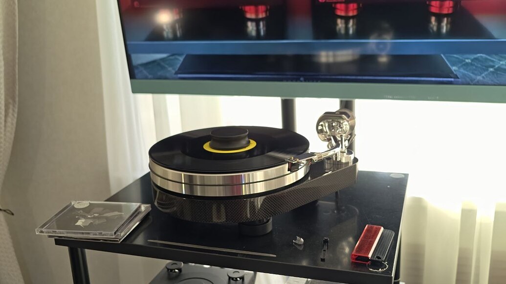 Комната 1013 — Overton: шведские Guru у стены, Moonriver 404 Reference и Pro-Ject