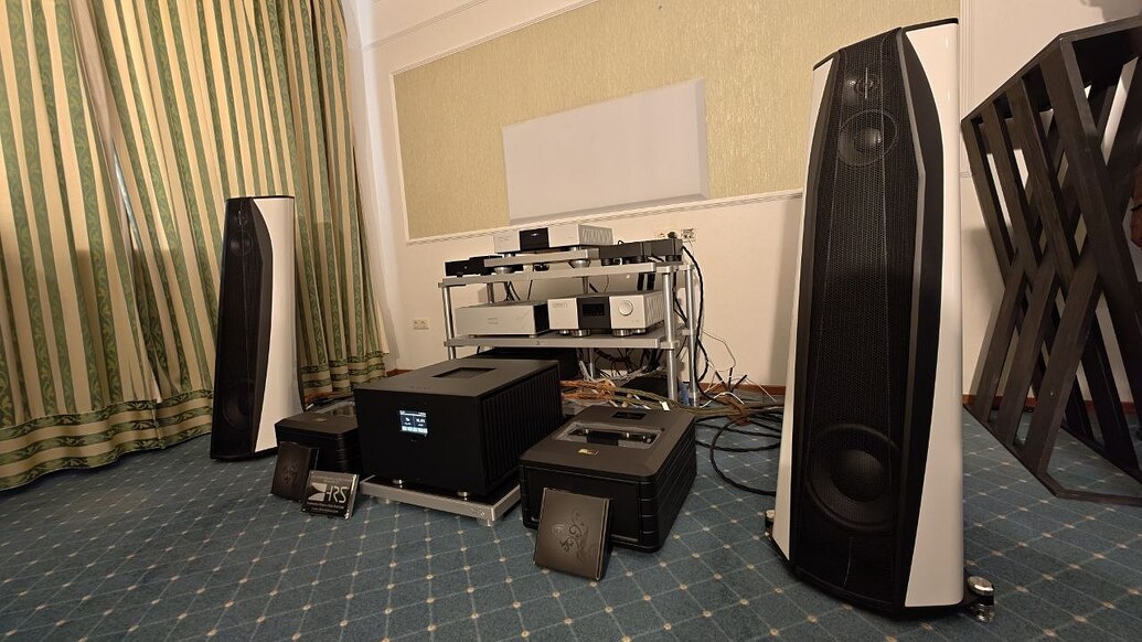 Комната 1004 — Supreme Audio: Aequo Ensium с активным басом, Pilium Leonidas и питание Telos