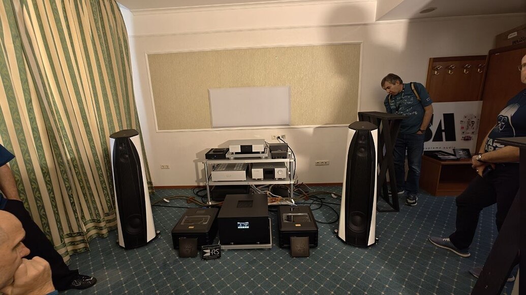Комната 1004 — Supreme Audio: Aequo Ensium с активным басом, Pilium Leonidas и питание Telos