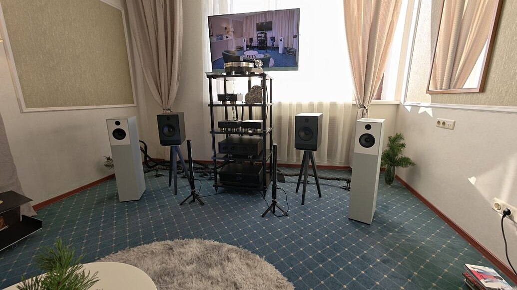 Комната 1013 — Overton: шведские Guru у стены, Moonriver 404 Reference и Pro-Ject