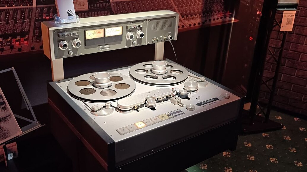 Комната 1104 — Имлайт и Smart Audio: лента со Studer A80 через Meyer Sound