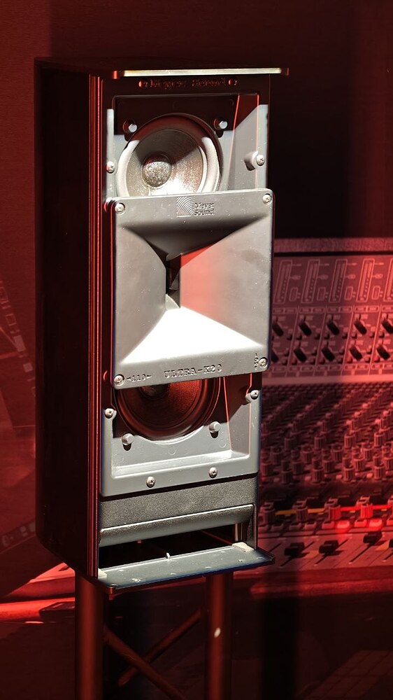 Комната 1104 — Имлайт и Smart Audio: лента со Studer A80 через Meyer Sound