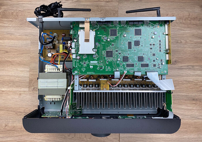yamaha_rx-v6a_innenleben.jpg.b930955bb807425a49f2ae52eac35c24.jpg