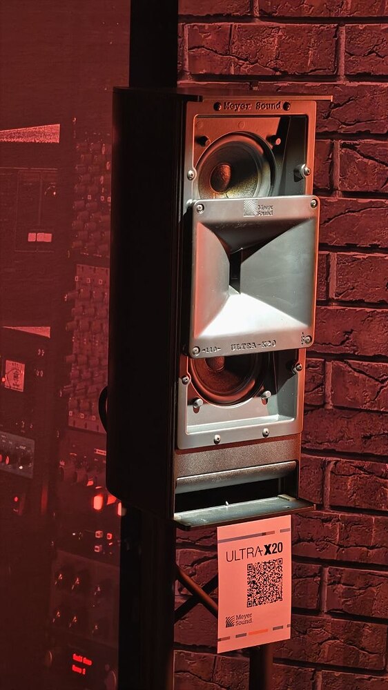 Комната 1104 — Имлайт и Smart Audio: лента со Studer A80 через Meyer Sound