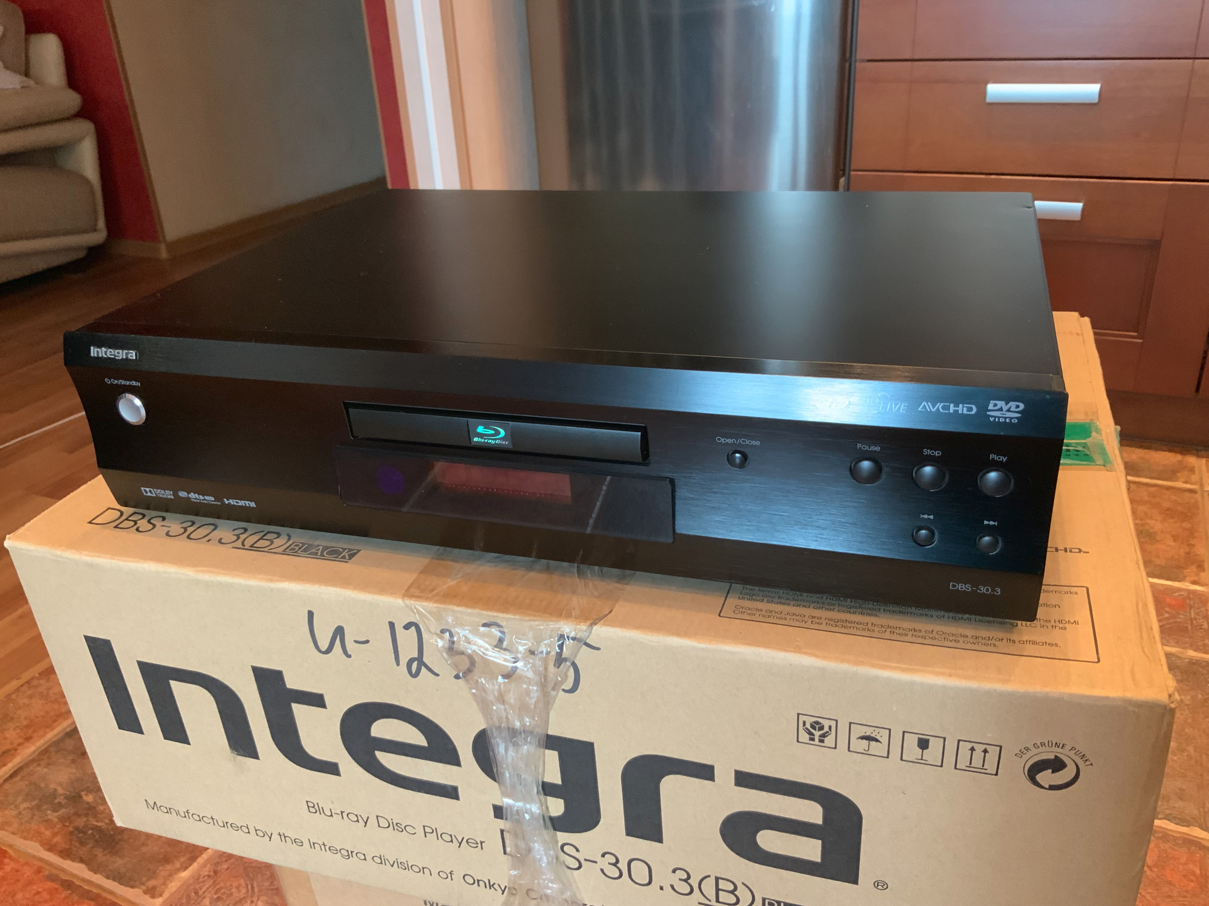 Blu-ray проигрываетль Integra DBS-30.3