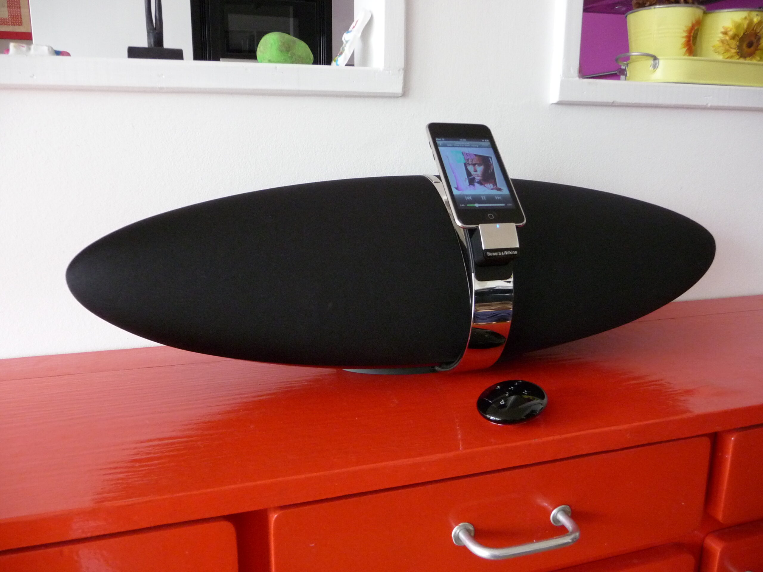 Док-станция Bowers & Wilkins Zeppelin с подключённым iPhone